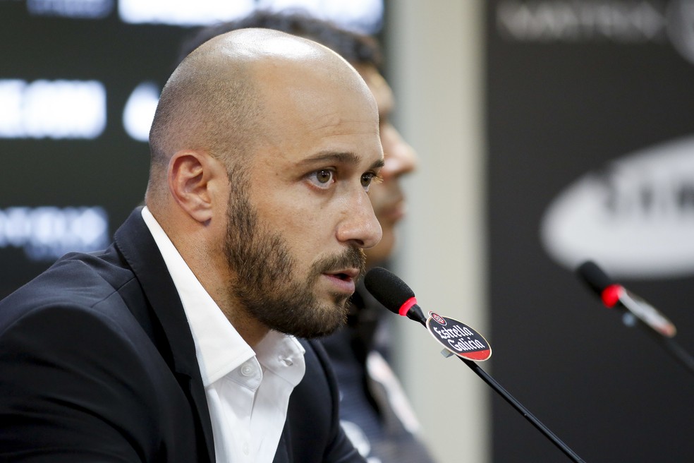 Dirigente do Corinthians, Alessandro responde sobre futuro de Sylvinho: 'Não colocamos um amigo no comando'