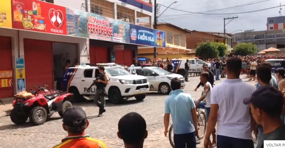 Ladrões foram presos após invadirem supermercado em Ferreiros, na Mata Norte de Pernambuco (Foto: Reprodução/WhatsApp)