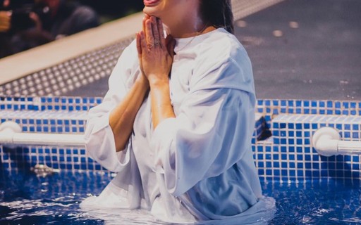 Karina Bacchi se emociona ao ser batizada em igreja