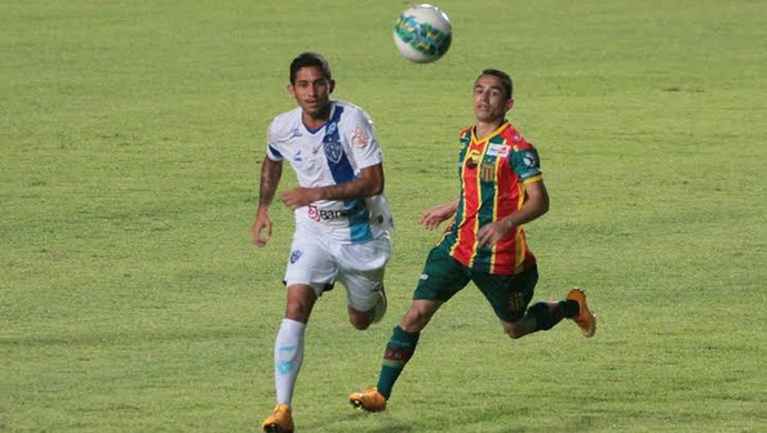 Sampaio e Paysandu ficaram no empate sem gols no Estádio Castelão (Foto: Biaman Prado/O Estado)