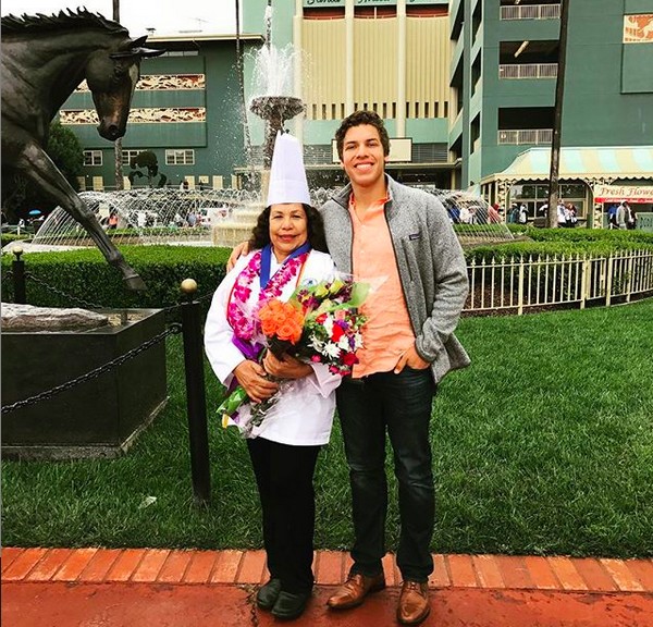 O filho de Arnold Schwarzenegger, Joseph Baena, ao lado da mãe (Foto: Instagram)