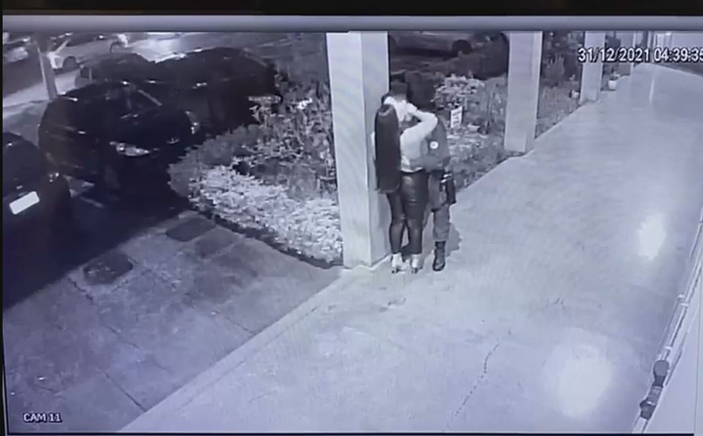 PM fardado beija mulher atrás de pilastra após festa no SAAN, no DF — Foto: Reprodução