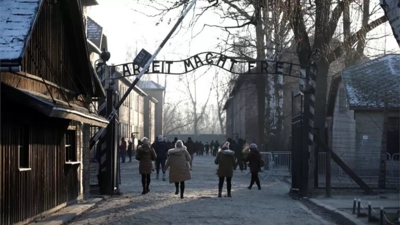 Turista é detida e multada após fazer saudação nazista em campo de concentração