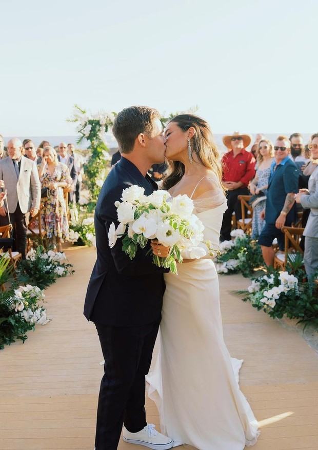 Adam Devine se casa com Chloe Bridges em cerimônia romântica no México (Foto:  Reprodução/ @lucymunozphotography)
