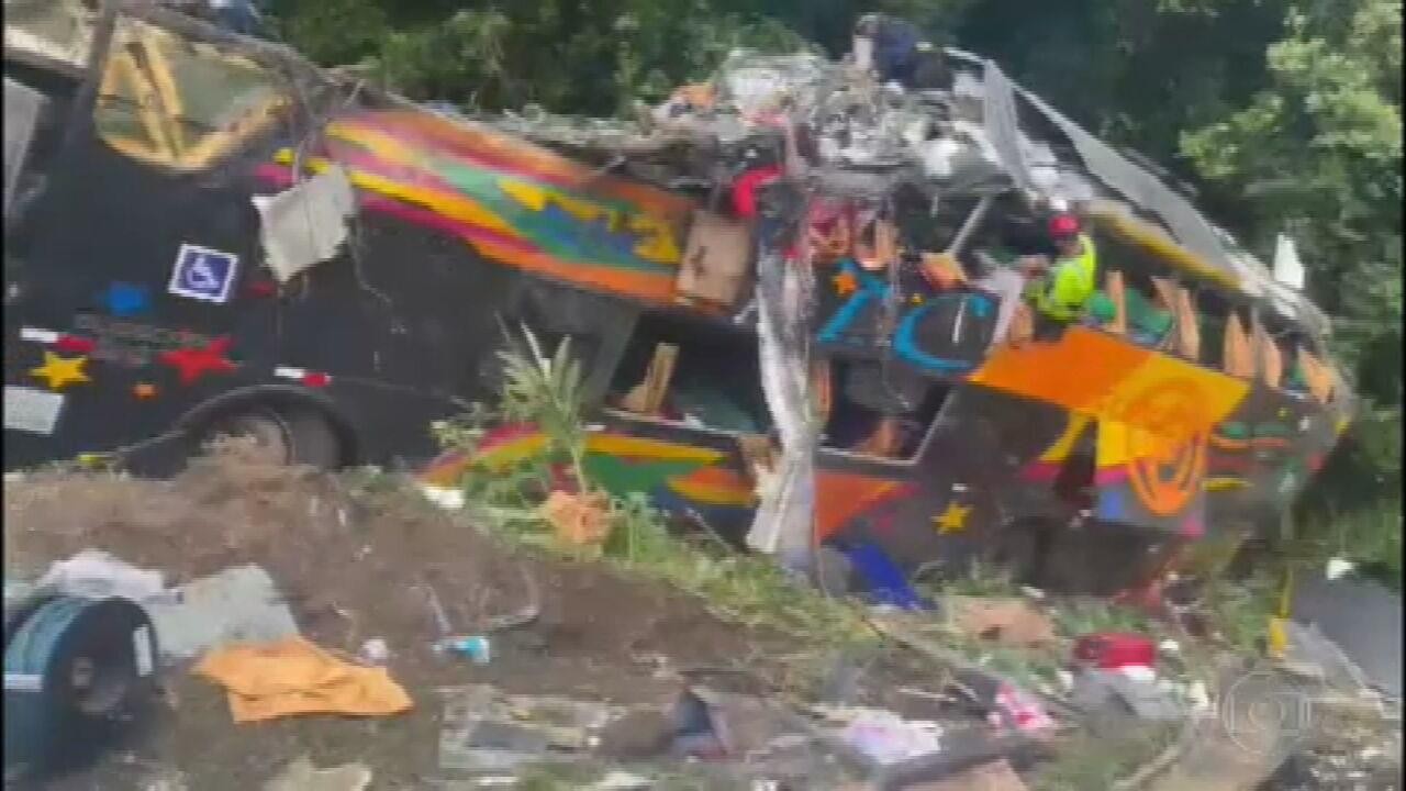 Acidente com ônibus mata 19 no Paraná.