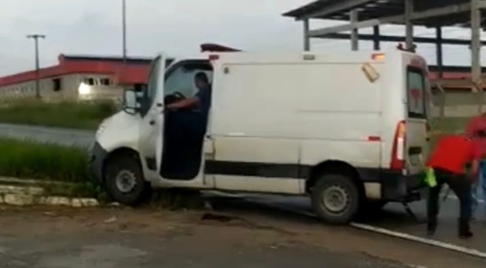 Criminoso levou ambulância, mas veículo ficou preso após ele bater em estrutura de metal — Foto: Reprodução/TV Globo