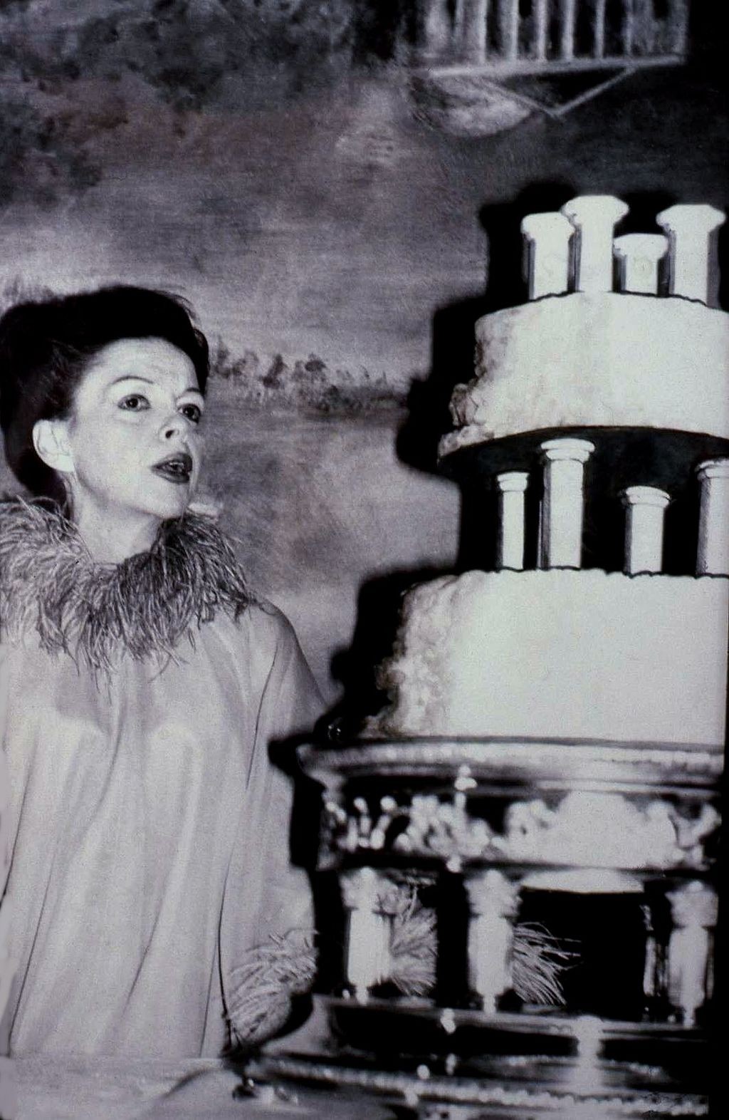 Três meses antes de sua morte, Judy Garland comemora seu quinto casamento em casa de shows londrina (Foto: Allan Warren/Wikimedia Commons)