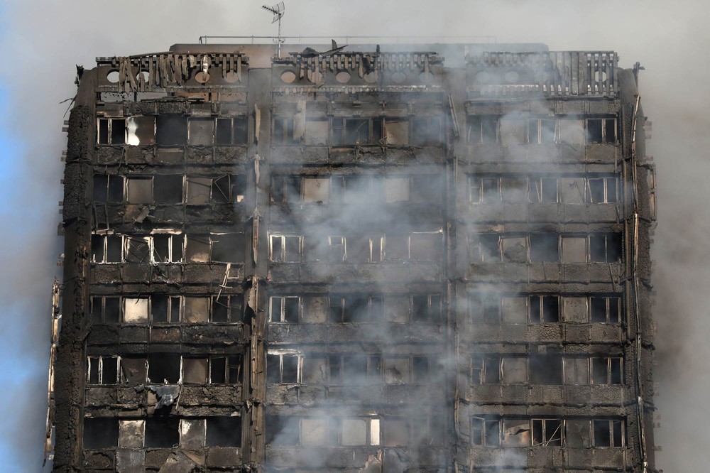 Topo da Torre Greenfell, em Londres, destruída pelo fogo (Foto: Neil Hall/Reuters)