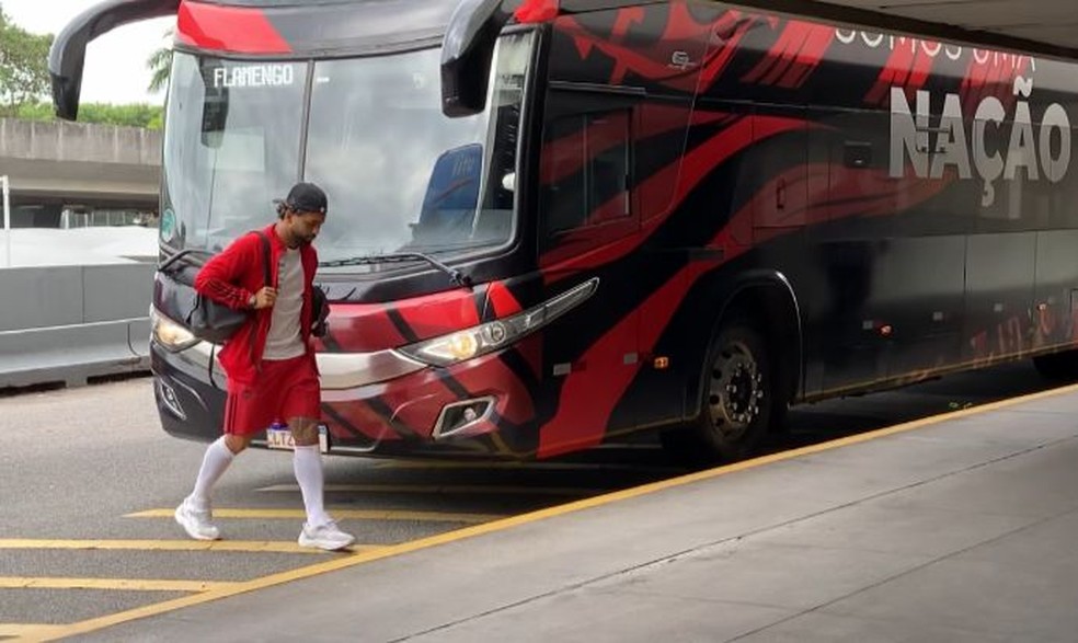 Gabigol no embarque do Flamengo para Quito � Foto: Juliana Motta