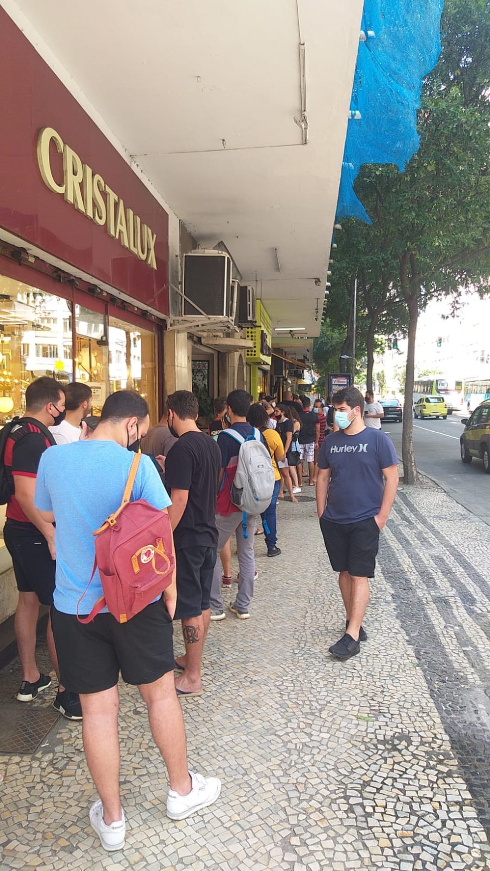 Fila para realizar exame de Covid em Copacabana — Foto: Reprodução