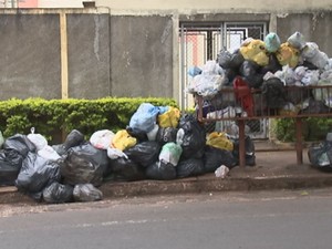 Lixo acumulado no bairro Jardim das Orquídeas (Foto: Reprodução/ TV TEM)