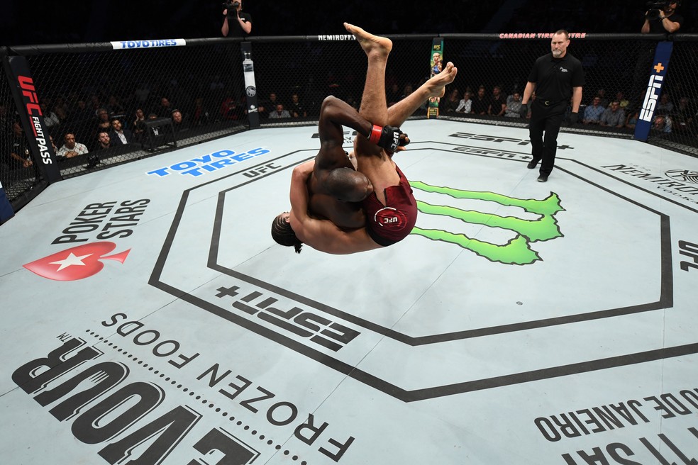 Derek Brunson arremessa Elias Theodorou no UFC Ottawa â?? Foto: Getty Images