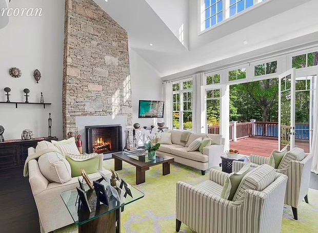 Sala de estar da casa alugada por Alex Rodriguez para passar o seu verão nos Hamptons (Foto: Reprodução / Corcoran)
