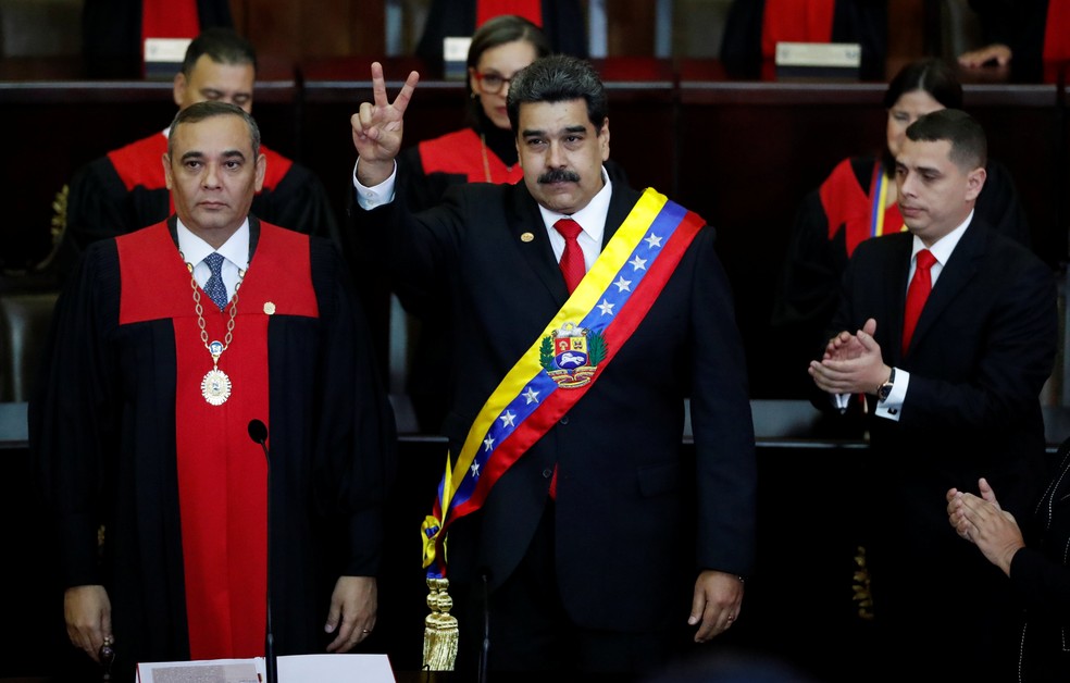 Nicolás Maduro recebe faixa presidencial durante cerimônia de posse como presidente da Venezuela — Foto: Carlos Garcia Rawlins/Reuters