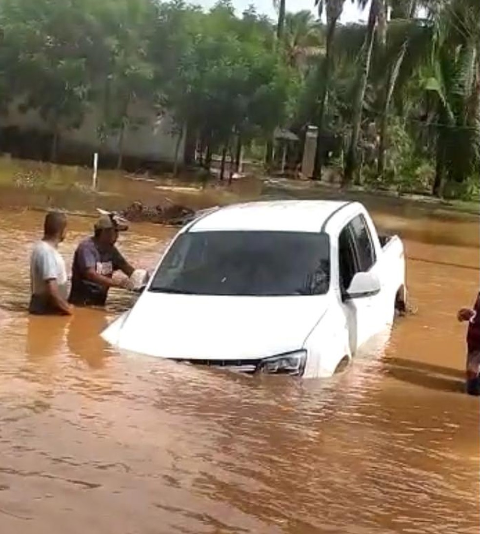 Carro ilhado em Uruçuí após forte chuva no Sul do Piauí — Foto: Reprodução/Redes sociais