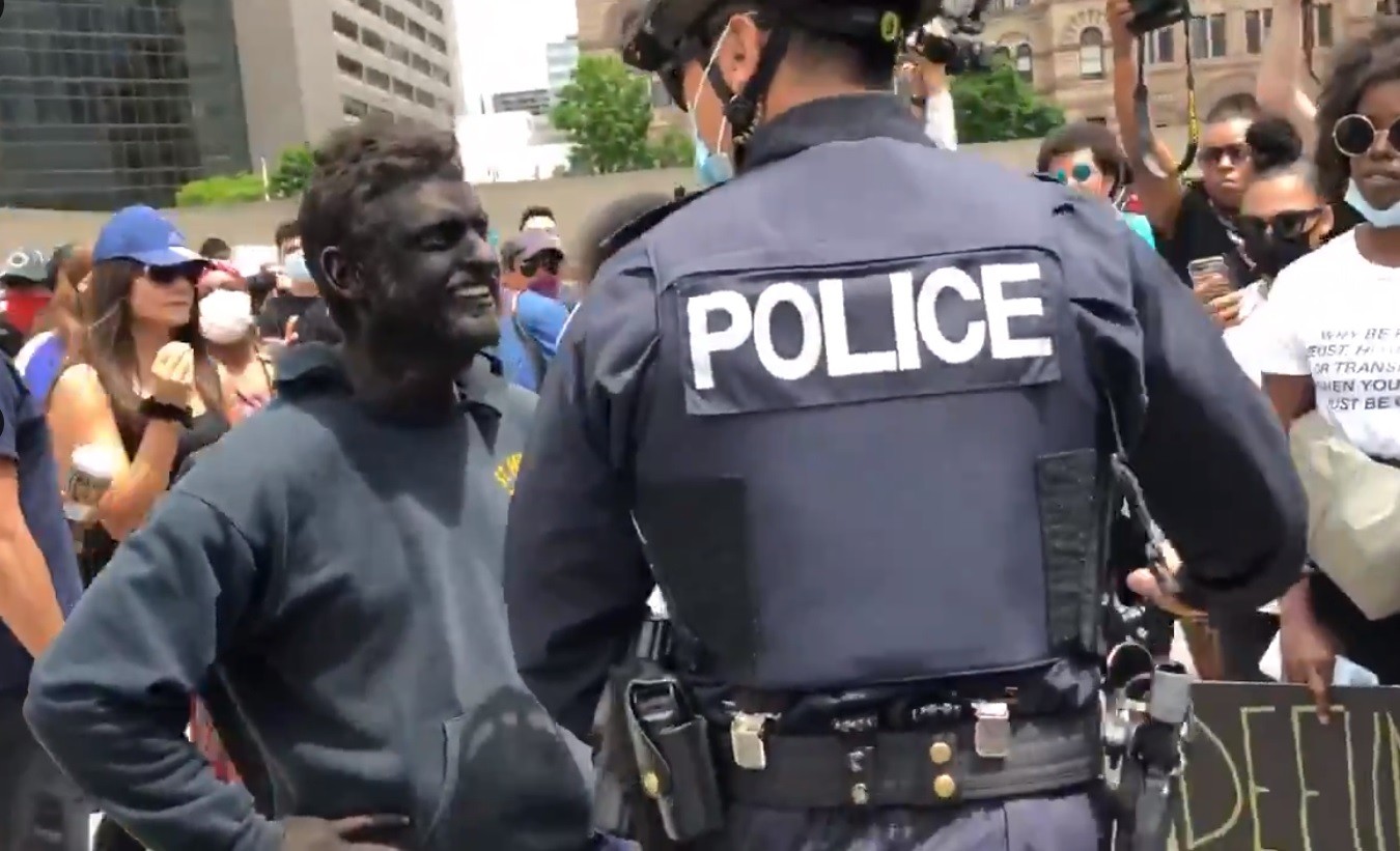 Homem faz blackface em manifestação no Canadá (Foto: reprodução/twitter)