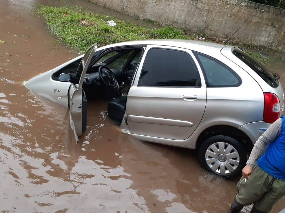 Carro foi 'engolido' por buraco oculto por alagamento em Bertioga, SP — Foto: Reprodução/Aconteceu em Bertioga