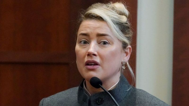 Amber Heard presta depoimento em tribunal dos EUA (Foto: Getty Images via BBC News)