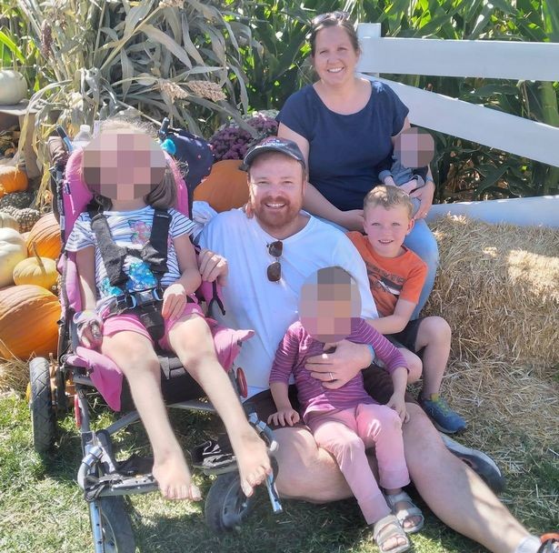 Nic, a parceira Lindsey e os filhos Anna, oito, Simon, seis, Renee, três, e Victor, nove meses (Foto: Arquivo pessoal)