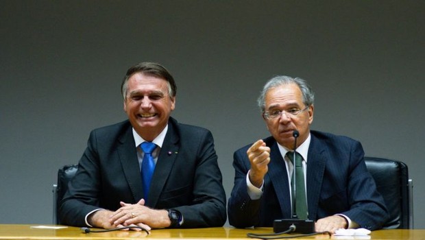 Jair Bolsonaro e Paulo Guedes durante coletiva em que confirmaram a quebra do teto de gastos em 2022 (Foto: Getty Images via BBC Brasil)