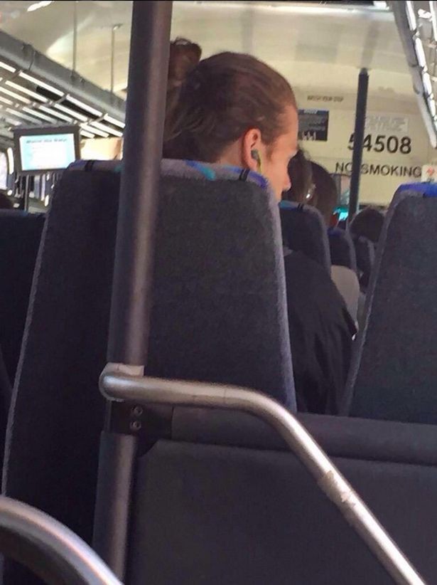 Harry Styles no ônibus em Los Angeles (Foto: Twiter)