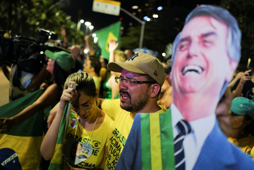 Eleitores de Bolsonaro em frente à casa do presidente no Rio de Janeiro — Foto: REUTERS/Lucas Landau