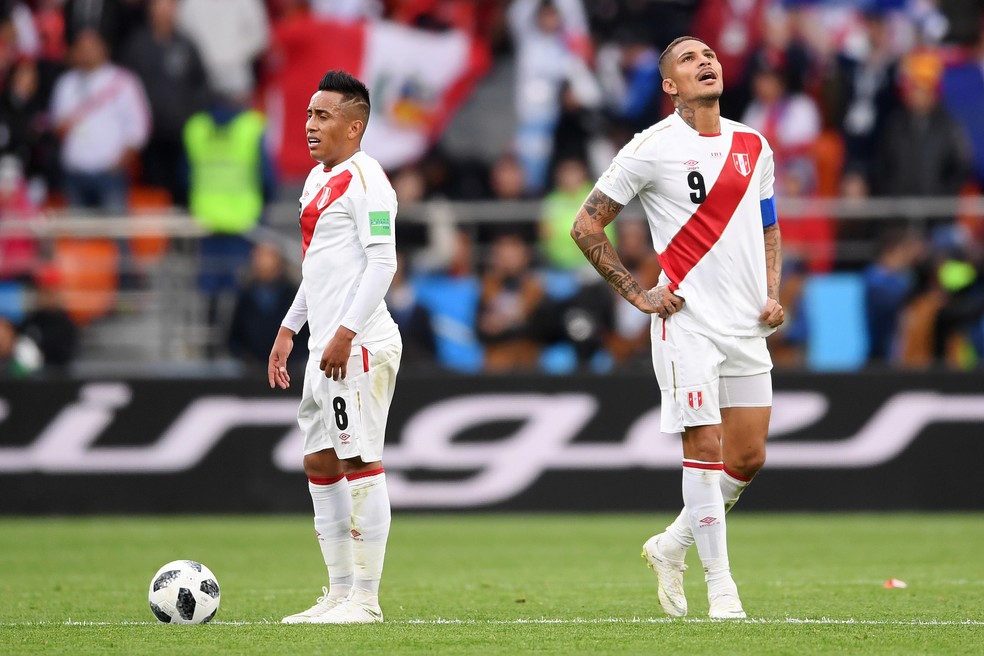 Cueva e Guerrero na derrota do Peru para a FranÃ§a (Foto: Getty Images)