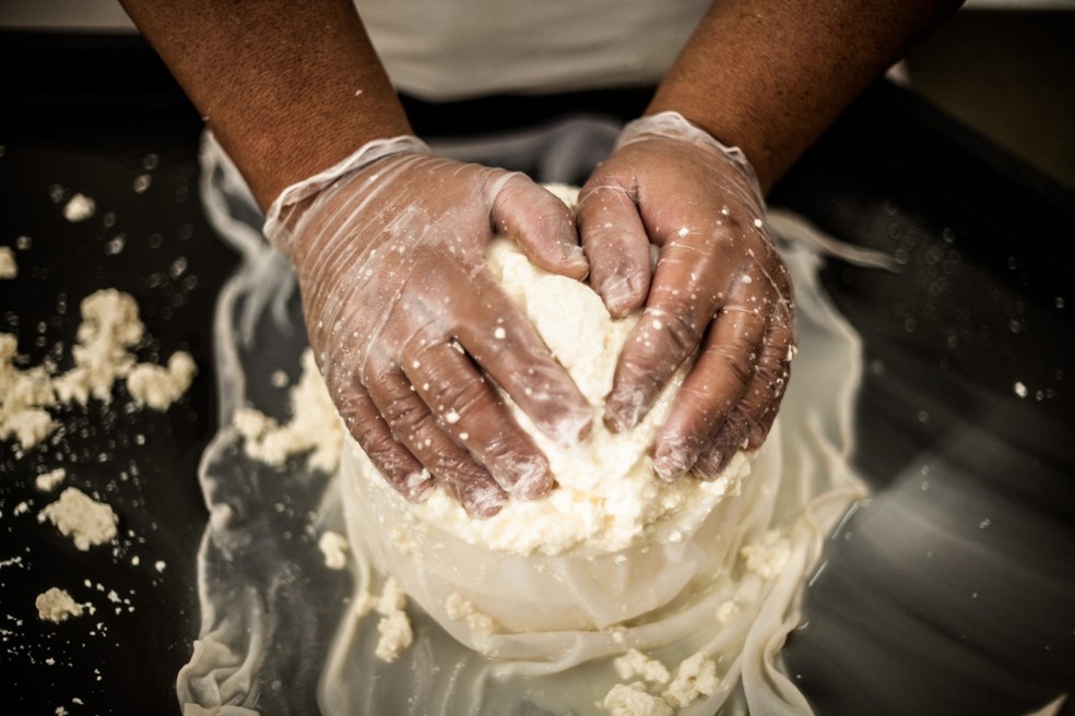 Produção de queijo — Foto: Leandro Miranda/Fartura Gastronomia/Reprodução