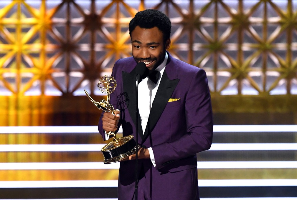 Donald Glover recebe um de seus dois Emmys da noite por 'Atlanta' (Foto: Kevin Winter/Getty Images/AFP)