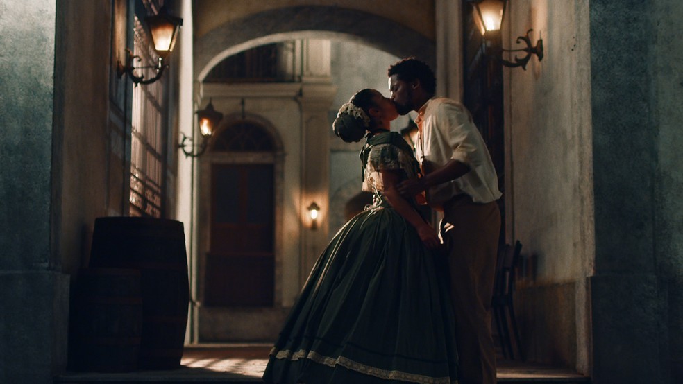 Guebo (Maicon Rodrigues) beijará Justina (Cinnara Leal) em 'Nos Tempos do Imperador' — Foto: Globo