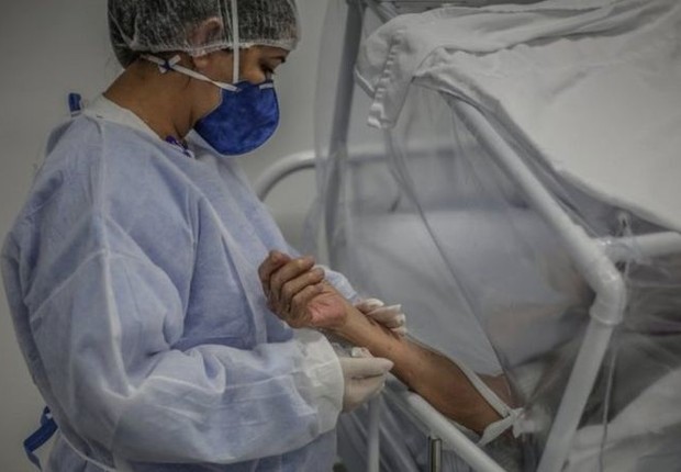 BBC - Profissionais da saúde em Sorocaba relatam a rotina com hospitais lotados, leitos improvisados e filas de espera (Foto: Getty via BBC)