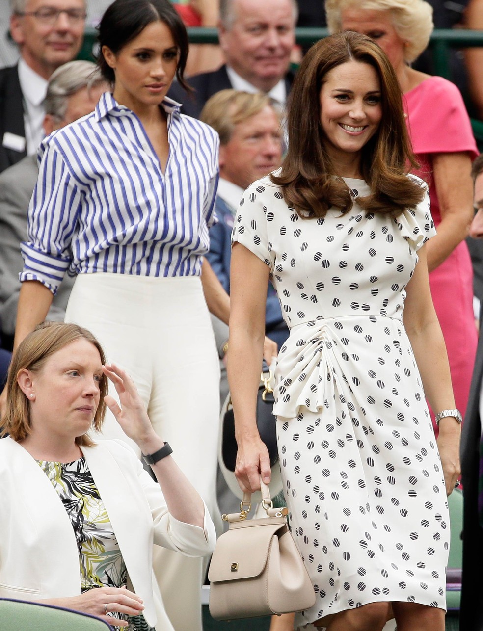 Kate Middleton e Meghan Markle, as mulheres dos príncipes britânicos William e Harry, chegam juntas para assistir a partida de tênis em Wimbledon, na Inglaterra — Foto: Tim Ireland/AP
