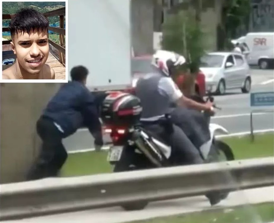 No detalhe, Jhonny Ítalo da Silva. Abaixo, foto a partir do vídeo que mostra ele algemado sendo puxado por um policial militar numa moto em São Paulo
