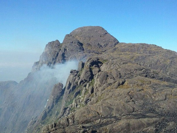 Turistas são resgatados após incêndio no Pico dos Marins em Piquete (Foto: Divulgação/AMPM)