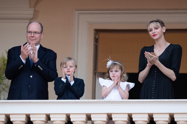 O Príncipe Albert e a Princesa Charlene com os filhos gêmeos (Foto: Getty Images)