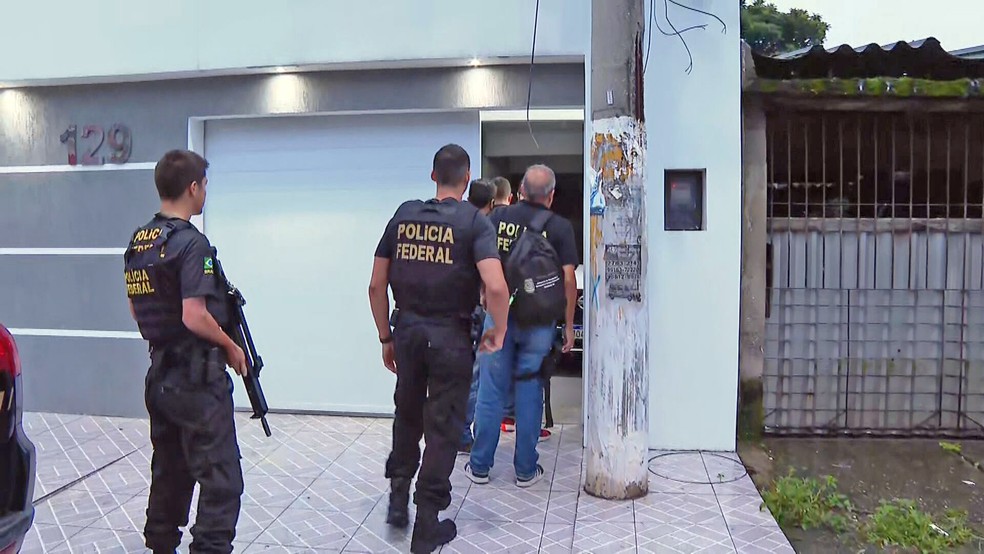 Policiais federais cumprem mandado em São João de Meriti — Foto: Reprodução/TV Globo