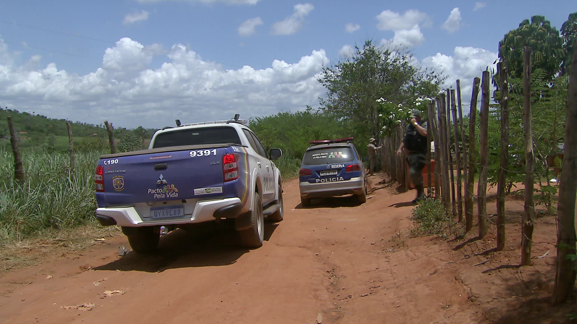 Drones, carros e motos são usados pela polícia no sétimo dia de buscas por suspeito de matar duas jovens em Glória do Goitá