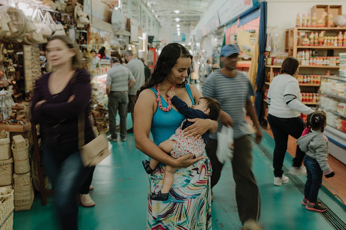 331 Ensaio Amamentacao Claudia Bitencourt e Emília, 8 meses, no Mercado Municipal de Poços de Caldas (Foto: Jennifer Bueno)