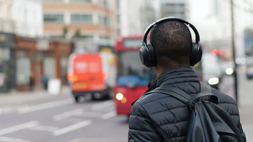 Mais de um bilhão de jovens correm risco de perda auditiva devido a fones e música alta