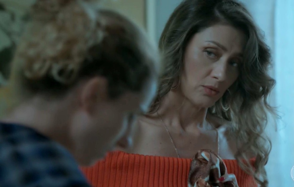 Em 'A Força do Querer', Joyce (Maria Fernanda Cândido) não aprova as roupas que Ivana (Carol Duarte) comprou — Foto: Globo