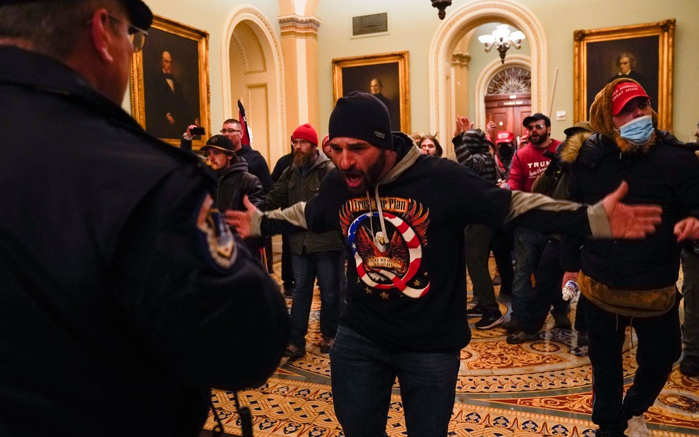 Apoiadores de Donald Trump são vistos dentro do Capitólio, em Washington — Foto: Manuel Balce Ceneta/AP