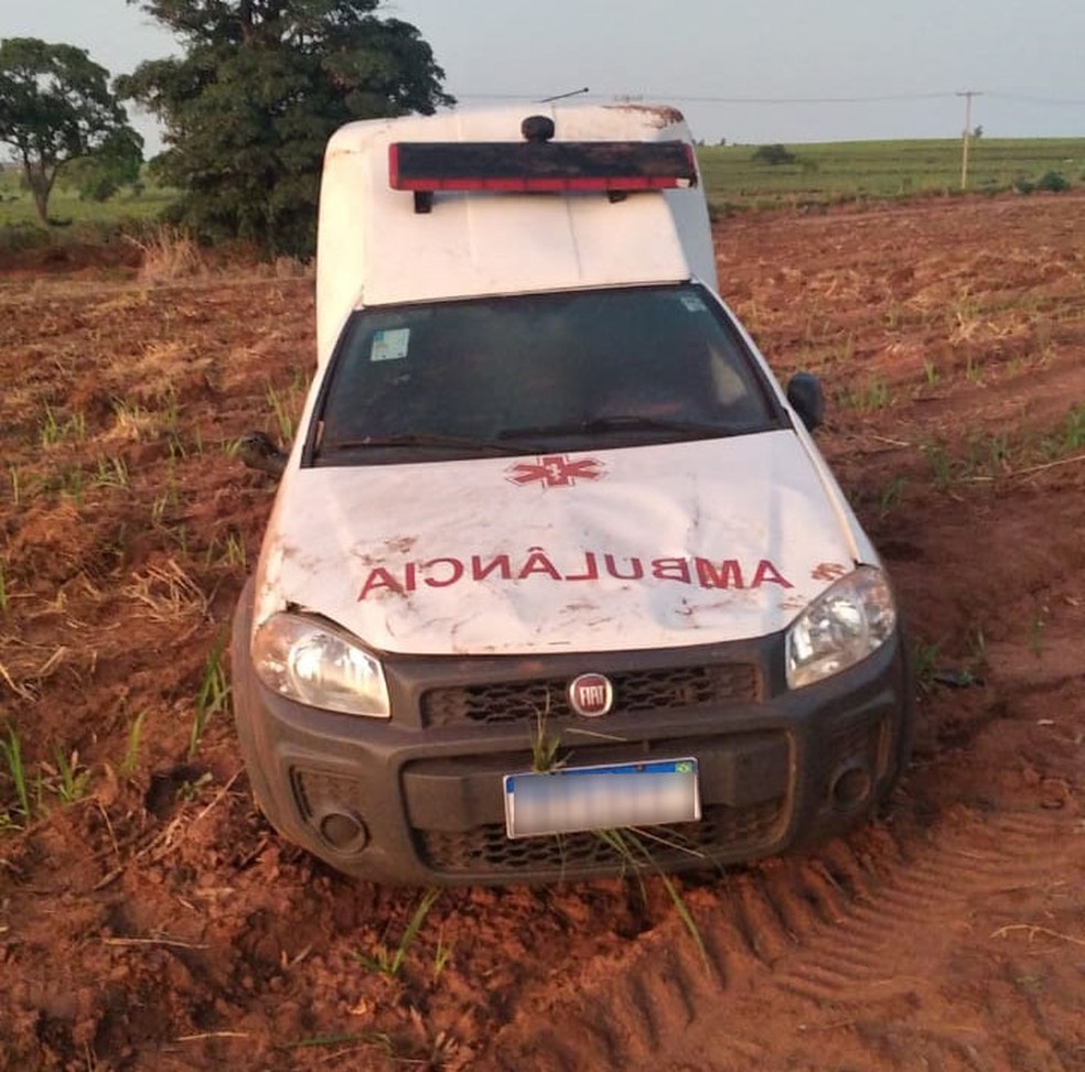 Motorista perdeu o controle da direção e capotou, em Ouro Verde (SP) — Foto: Polícia Rodoviária
