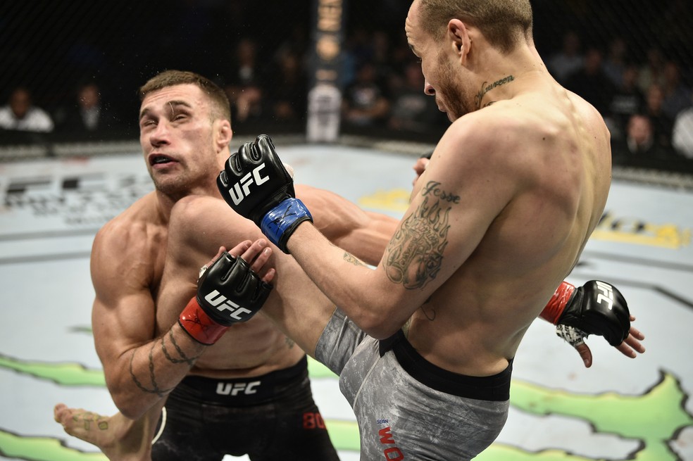 Sean Woodson acerta uma joelhada dura em Kyle Bochniak — Foto: Chris Unger/Getty Images