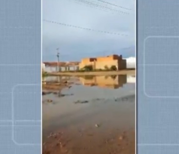Córrego transborda após chuva e água invade casas em Juazeiro, no norte da Bahia