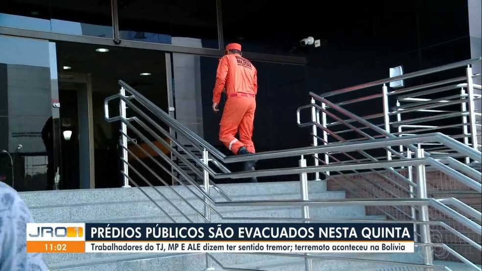 Bombeiro entra no prédio do TJ para avaliar estrutura — Foto: Rede Amazônica/Reprodução