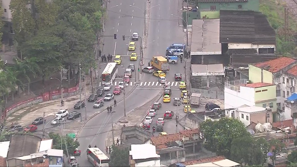Tráfego na Rua Visconde de Niterói, na Zona Norte do Rio, foi interditado às 7h10 — Foto: Reprodução/ TV Globo