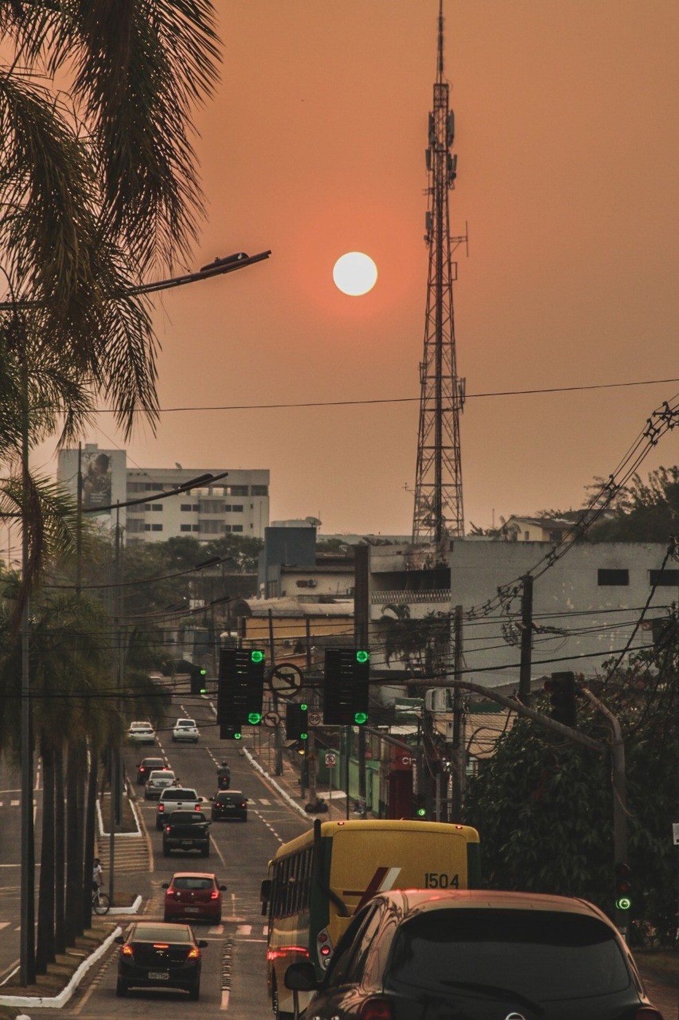 Registro feito no final de tarde, em Rio Branco, mostra Avenida CearÃ¡ com bastante fumaÃ§a  â Foto: Juan Diaz/Arquivo pessoal