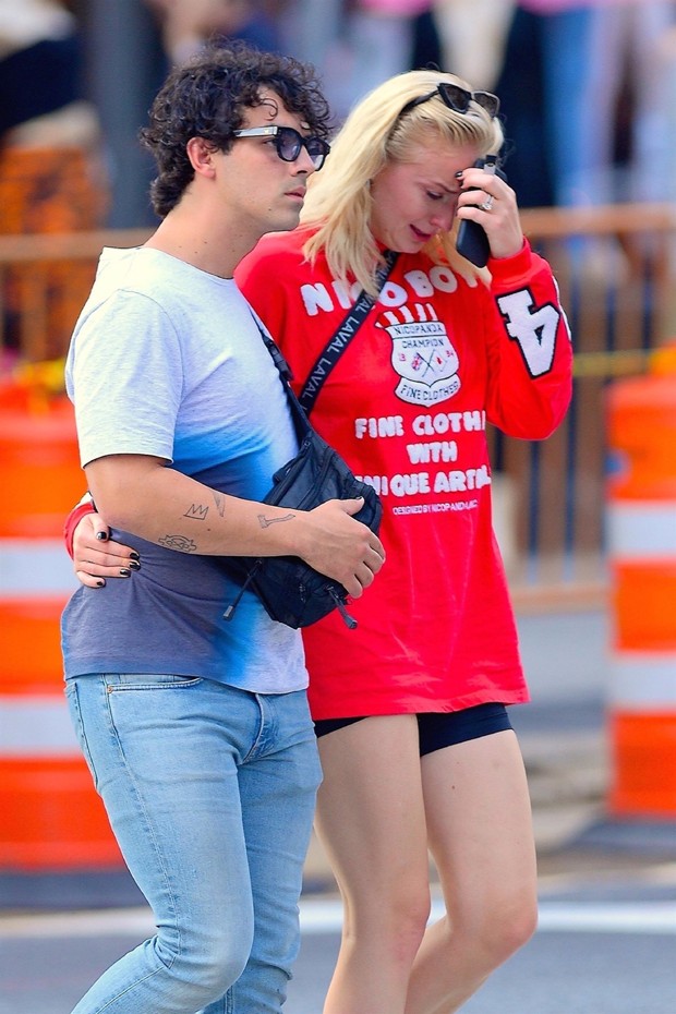 Joe Jonas e Sophie Turner: choro em rua de Nova York (Foto: Backgrid)