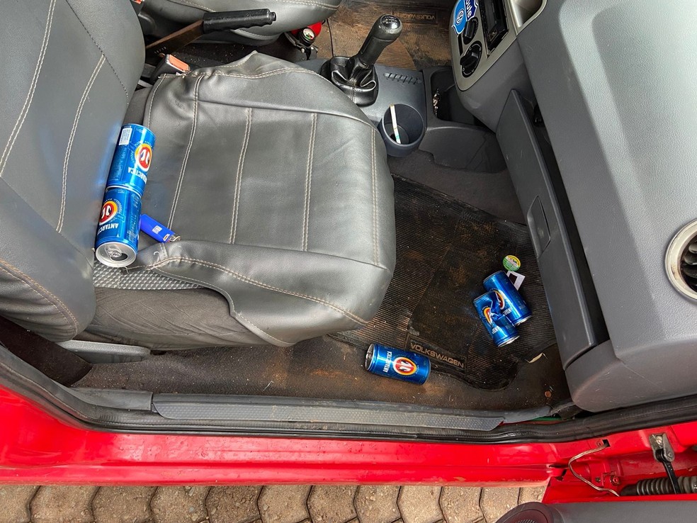 Latas de cerveja encontradas em carro de motorista na Estrutural, no DF — Foto: Reprodução