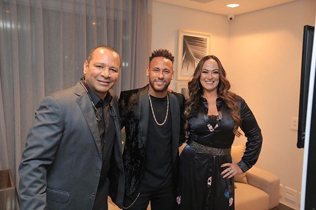 Neymar com seus pais, Neymar Santos e Nadine Gonçalves (Foto: Reprodução / Instagram)